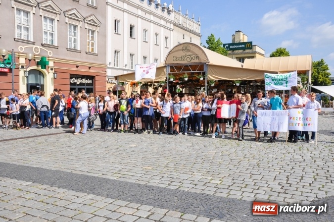 Zdjęcie w galerii na portalu naszraciborz.pl: Wielkie czytanie na raciborskim rynku wiadomości z regionu