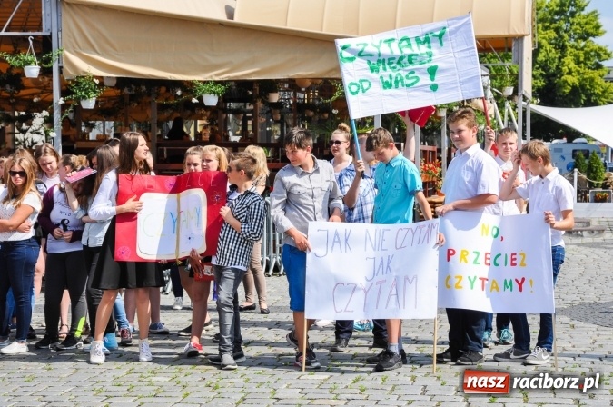 Zdjęcie w galerii na portalu naszraciborz.pl: Wielkie czytanie na raciborskim rynku wiadomości z regionu