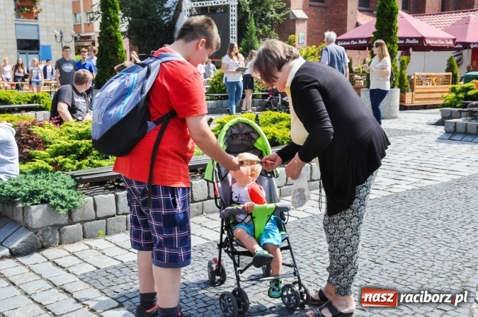 Zdjęcie w galerii na portalu naszraciborz.pl: Wielkie czytanie na raciborskim rynku wiadomości z regionu