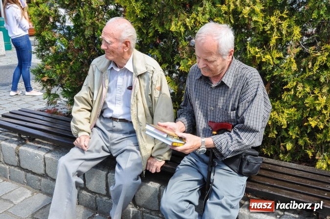 Zdjęcie w galerii na portalu naszraciborz.pl: Wielkie czytanie na raciborskim rynku wiadomości z regionu