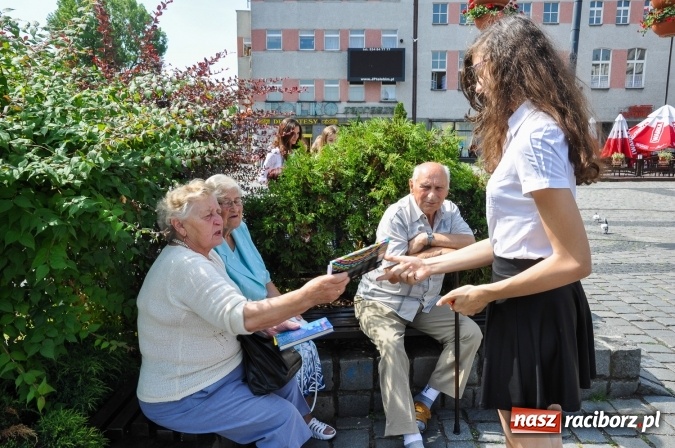 Zdjęcie w galerii na portalu naszraciborz.pl: Wielkie czytanie na raciborskim rynku wiadomości z regionu