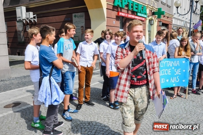 Zdjęcie w galerii na portalu naszraciborz.pl: Wielkie czytanie na raciborskim rynku wiadomości z regionu