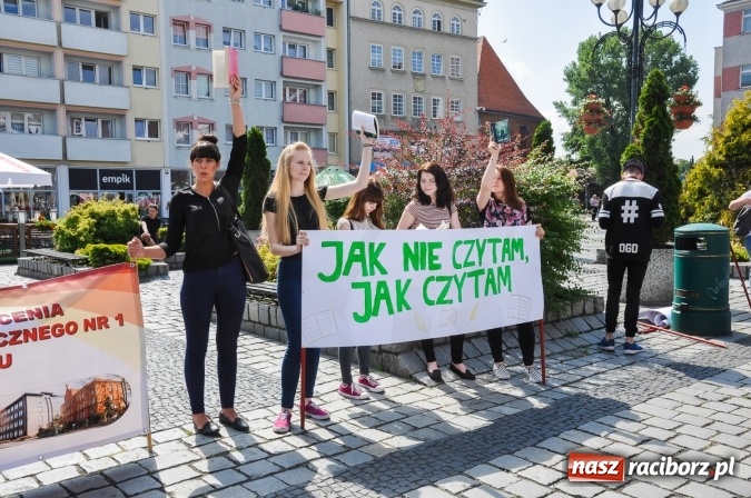 Zdjęcie w galerii na portalu naszraciborz.pl: Wielkie czytanie na raciborskim rynku wiadomości z regionu