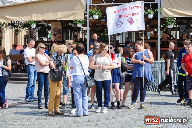 Zdjęcie w galerii na portalu naszraciborz.pl: Wielkie czytanie na raciborskim rynku wiadomości z regionu
