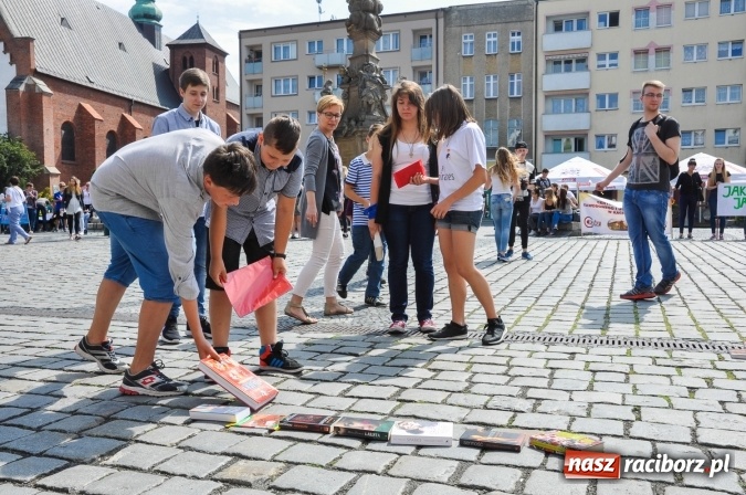 Zdjęcie w galerii na portalu naszraciborz.pl: Wielkie czytanie na raciborskim rynku wiadomości z regionu