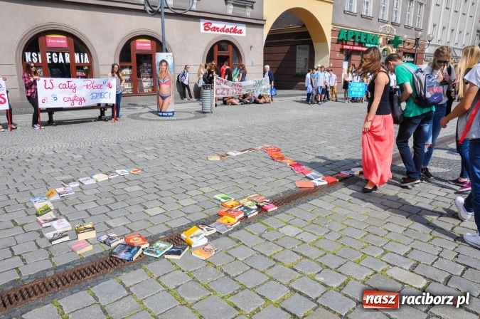 Zdjęcie w galerii na portalu naszraciborz.pl: Wielkie czytanie na raciborskim rynku wiadomości z regionu