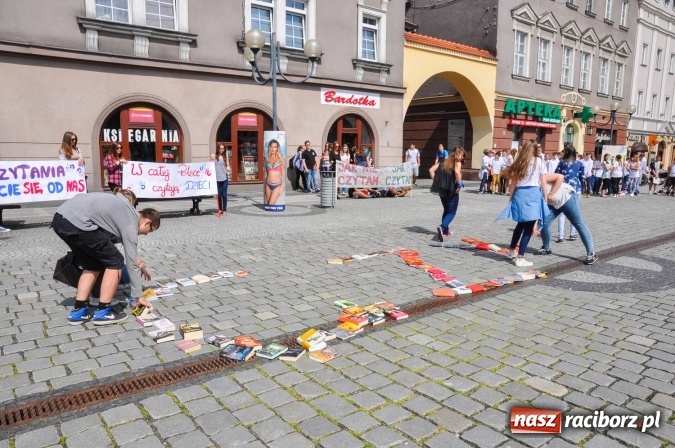Zdjęcie w galerii na portalu naszraciborz.pl: Wielkie czytanie na raciborskim rynku wiadomości z regionu