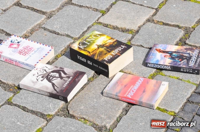 Zdjęcie w galerii na portalu naszraciborz.pl: Wielkie czytanie na raciborskim rynku wiadomości z regionu