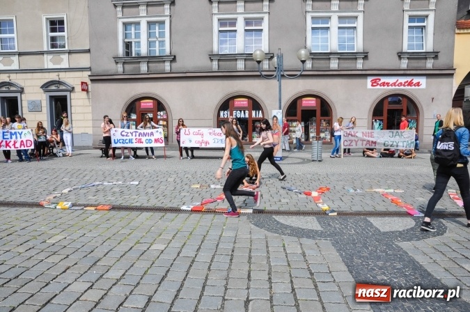 Zdjęcie w galerii na portalu naszraciborz.pl: Wielkie czytanie na raciborskim rynku wiadomości z regionu