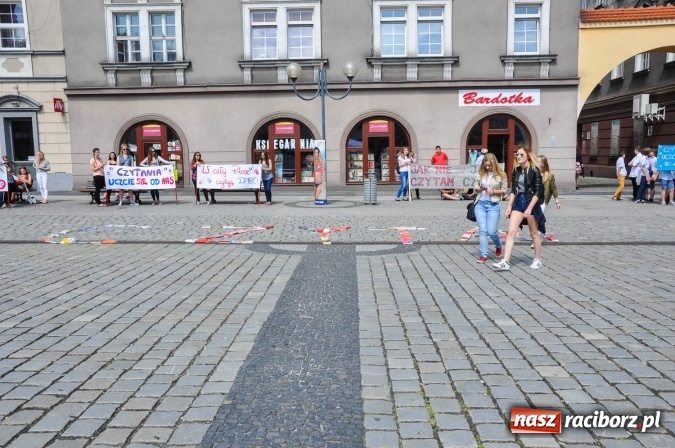 Zdjęcie w galerii na portalu naszraciborz.pl: Wielkie czytanie na raciborskim rynku wiadomości z regionu