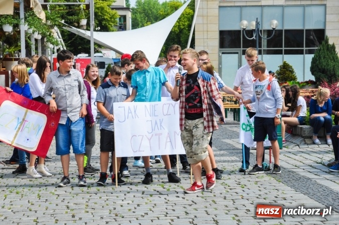 Zdjęcie w galerii na portalu naszraciborz.pl: Wielkie czytanie na raciborskim rynku wiadomości z regionu