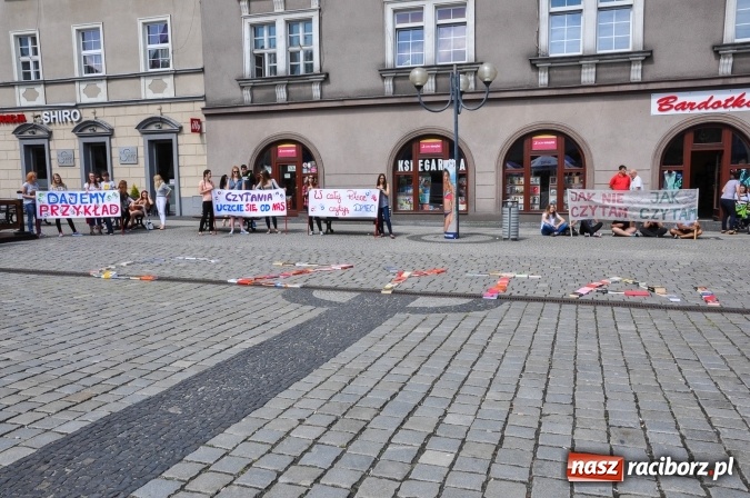 Zdjęcie w galerii na portalu naszraciborz.pl: Wielkie czytanie na raciborskim rynku wiadomości z regionu