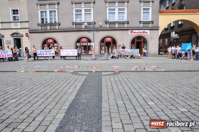 Zdjęcie w galerii na portalu naszraciborz.pl: Wielkie czytanie na raciborskim rynku wiadomości z regionu