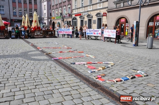 Zdjęcie w galerii na portalu naszraciborz.pl: Wielkie czytanie na raciborskim rynku wiadomości z regionu