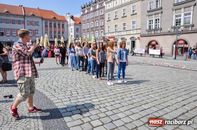 Zdjęcie w galerii na portalu naszraciborz.pl: Wielkie czytanie na raciborskim rynku wiadomości z regionu