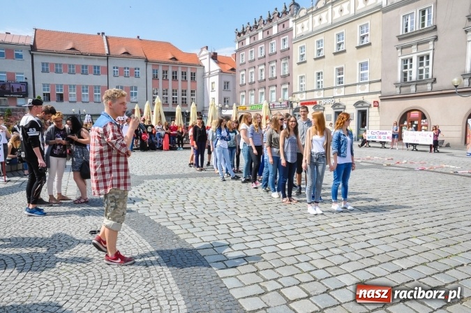 Zdjęcie w galerii na portalu naszraciborz.pl: Wielkie czytanie na raciborskim rynku wiadomości z regionu