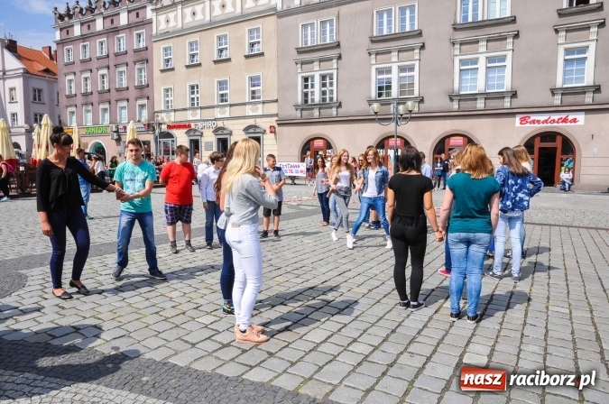 Zdjęcie w galerii na portalu naszraciborz.pl: Wielkie czytanie na raciborskim rynku wiadomości z regionu