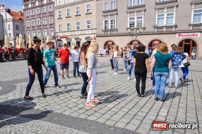 Zdjęcie w galerii na portalu naszraciborz.pl: Wielkie czytanie na raciborskim rynku wiadomości z regionu