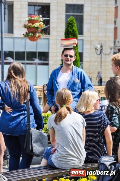 Zdjęcie w galerii na portalu naszraciborz.pl: Wielkie czytanie na raciborskim rynku wiadomości z regionu