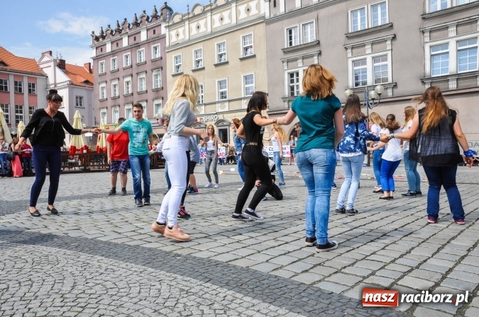 Zdjęcie w galerii na portalu naszraciborz.pl: Wielkie czytanie na raciborskim rynku wiadomości z regionu