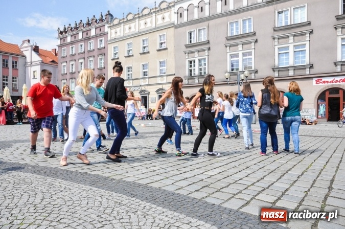 Zdjęcie w galerii na portalu naszraciborz.pl: Wielkie czytanie na raciborskim rynku wiadomości z regionu