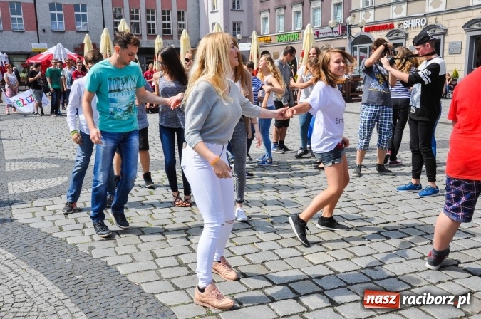Zdjęcie w galerii na portalu naszraciborz.pl: Wielkie czytanie na raciborskim rynku wiadomości z regionu