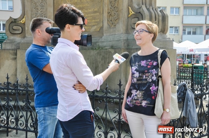 Zdjęcie w galerii na portalu naszraciborz.pl: Wielkie czytanie na raciborskim rynku wiadomości z regionu