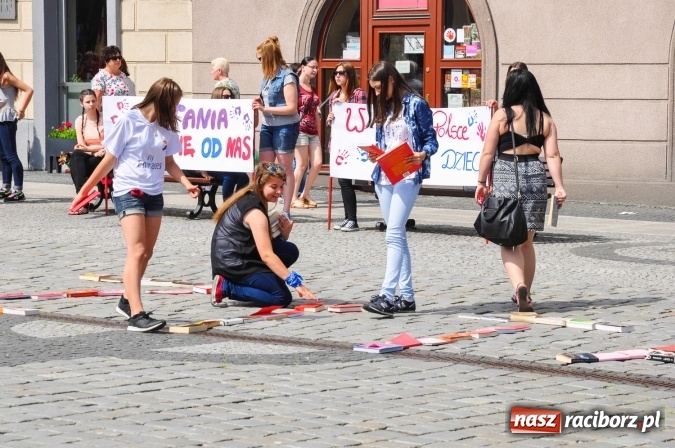 Zdjęcie w galerii na portalu naszraciborz.pl: Wielkie czytanie na raciborskim rynku wiadomości z regionu