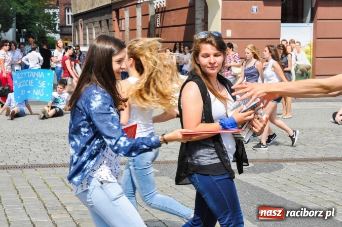 Zdjęcie w galerii na portalu naszraciborz.pl: Wielkie czytanie na raciborskim rynku wiadomości z regionu