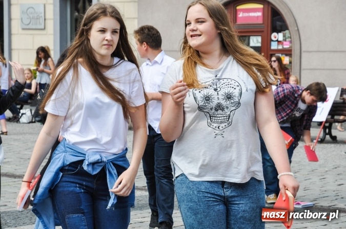 Zdjęcie w galerii na portalu naszraciborz.pl: Wielkie czytanie na raciborskim rynku wiadomości z regionu