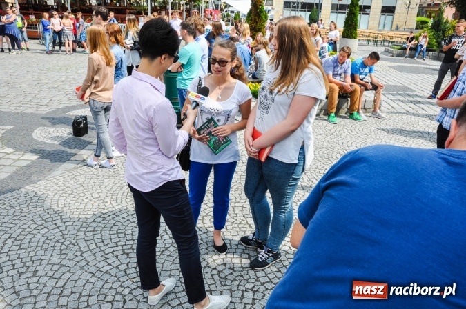 Zdjęcie w galerii na portalu naszraciborz.pl: Wielkie czytanie na raciborskim rynku wiadomości z regionu