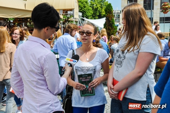 Zdjęcie w galerii na portalu naszraciborz.pl: Wielkie czytanie na raciborskim rynku wiadomości z regionu