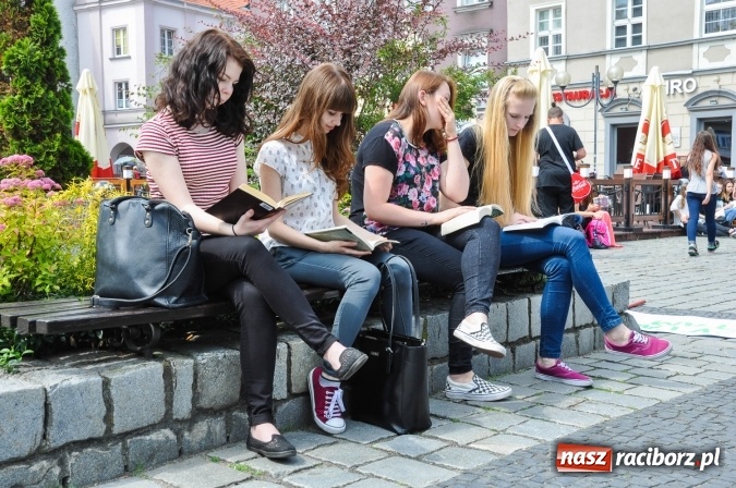 Zdjęcie w galerii na portalu naszraciborz.pl: Wielkie czytanie na raciborskim rynku wiadomości z regionu