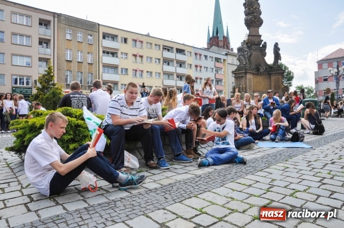 Zdjęcie w galerii na portalu naszraciborz.pl: Wielkie czytanie na raciborskim rynku wiadomości z regionu