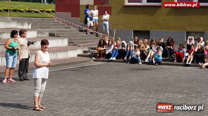 Zdjęcie w galerii na portalu naszraciborz.pl: Jak nie czytam, jak czytam – akcja masowego czytania w Raciborzu  wiadomości z regionu