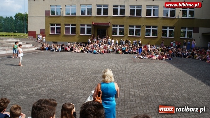 Zdjęcie w galerii na portalu naszraciborz.pl: Jak nie czytam, jak czytam – akcja masowego czytania w Raciborzu  wiadomości z regionu