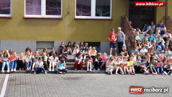 Zdjęcie w galerii na portalu naszraciborz.pl: Jak nie czytam, jak czytam – akcja masowego czytania w Raciborzu  wiadomości z regionu