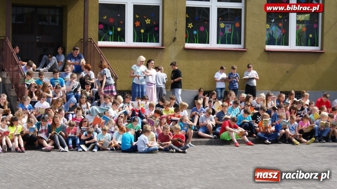 Zdjęcie w galerii na portalu naszraciborz.pl: Jak nie czytam, jak czytam – akcja masowego czytania w Raciborzu  wiadomości z regionu