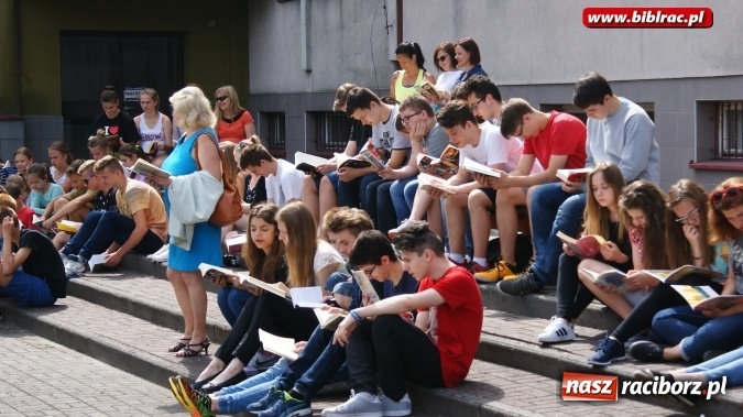 Zdjęcie w galerii na portalu naszraciborz.pl: Jak nie czytam, jak czytam – akcja masowego czytania w Raciborzu  wiadomości z regionu