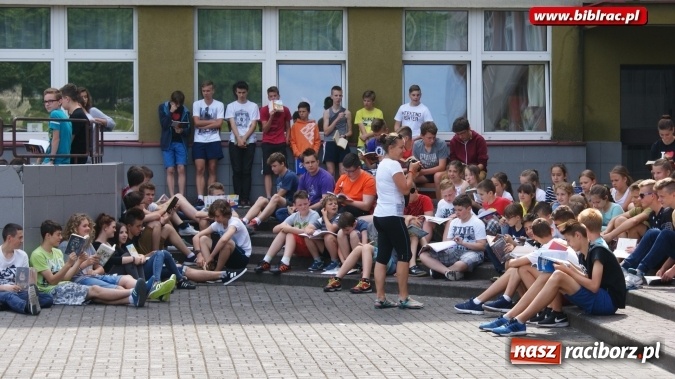 Zdjęcie w galerii na portalu naszraciborz.pl: Jak nie czytam, jak czytam – akcja masowego czytania w Raciborzu  wiadomości z regionu