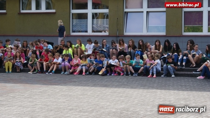 Zdjęcie w galerii na portalu naszraciborz.pl: Jak nie czytam, jak czytam – akcja masowego czytania w Raciborzu  wiadomości z regionu