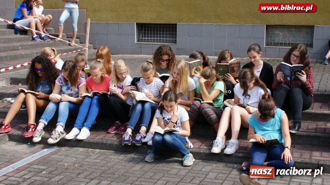 Zdjęcie w galerii na portalu naszraciborz.pl: Jak nie czytam, jak czytam – akcja masowego czytania w Raciborzu  wiadomości z regionu