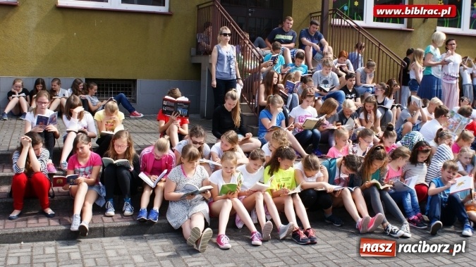 Zdjęcie w galerii na portalu naszraciborz.pl: Jak nie czytam, jak czytam – akcja masowego czytania w Raciborzu  wiadomości z regionu