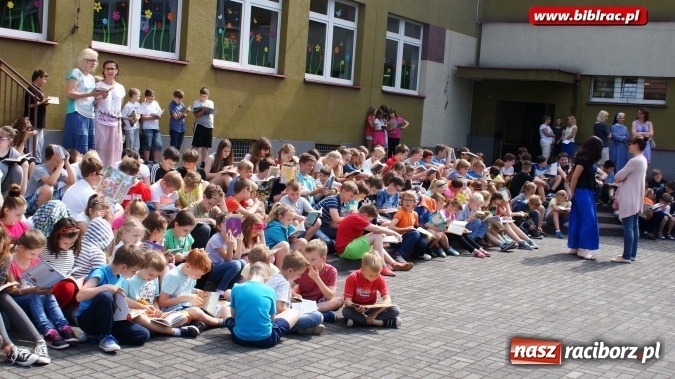 Zdjęcie w galerii na portalu naszraciborz.pl: Jak nie czytam, jak czytam – akcja masowego czytania w Raciborzu  wiadomości z regionu