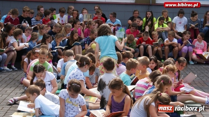 Zdjęcie w galerii na portalu naszraciborz.pl: Jak nie czytam, jak czytam – akcja masowego czytania w Raciborzu  wiadomości z regionu