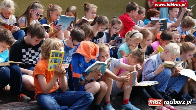 Zdjęcie w galerii na portalu naszraciborz.pl: Jak nie czytam, jak czytam – akcja masowego czytania w Raciborzu  wiadomości z regionu