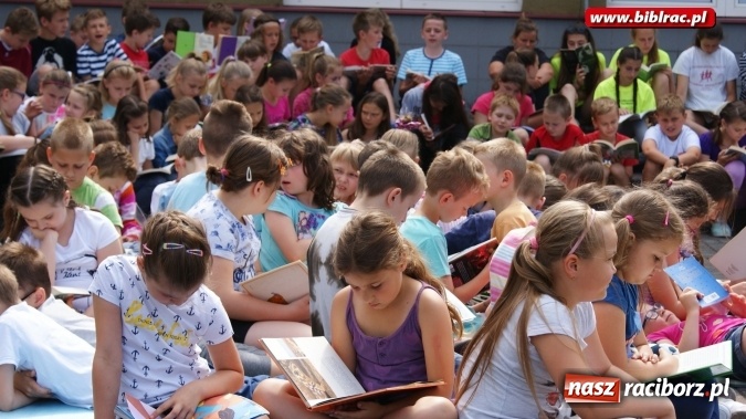 Zdjęcie w galerii na portalu naszraciborz.pl: Jak nie czytam, jak czytam – akcja masowego czytania w Raciborzu  wiadomości z regionu