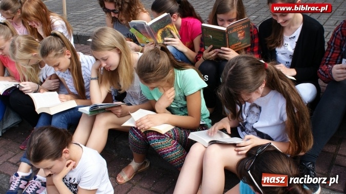 Zdjęcie w galerii na portalu naszraciborz.pl: Jak nie czytam, jak czytam – akcja masowego czytania w Raciborzu  wiadomości z regionu