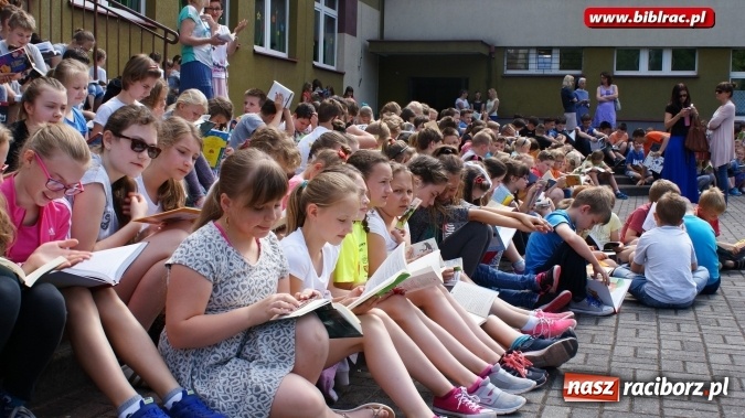 Zdjęcie w galerii na portalu naszraciborz.pl: Jak nie czytam, jak czytam – akcja masowego czytania w Raciborzu  wiadomości z regionu