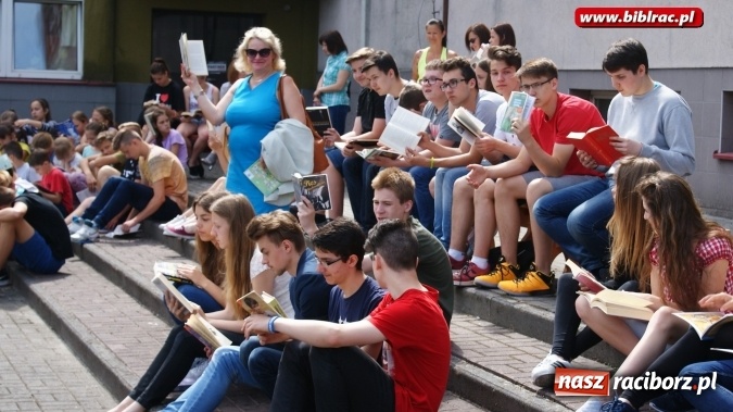 Zdjęcie w galerii na portalu naszraciborz.pl: Jak nie czytam, jak czytam – akcja masowego czytania w Raciborzu  wiadomości z regionu